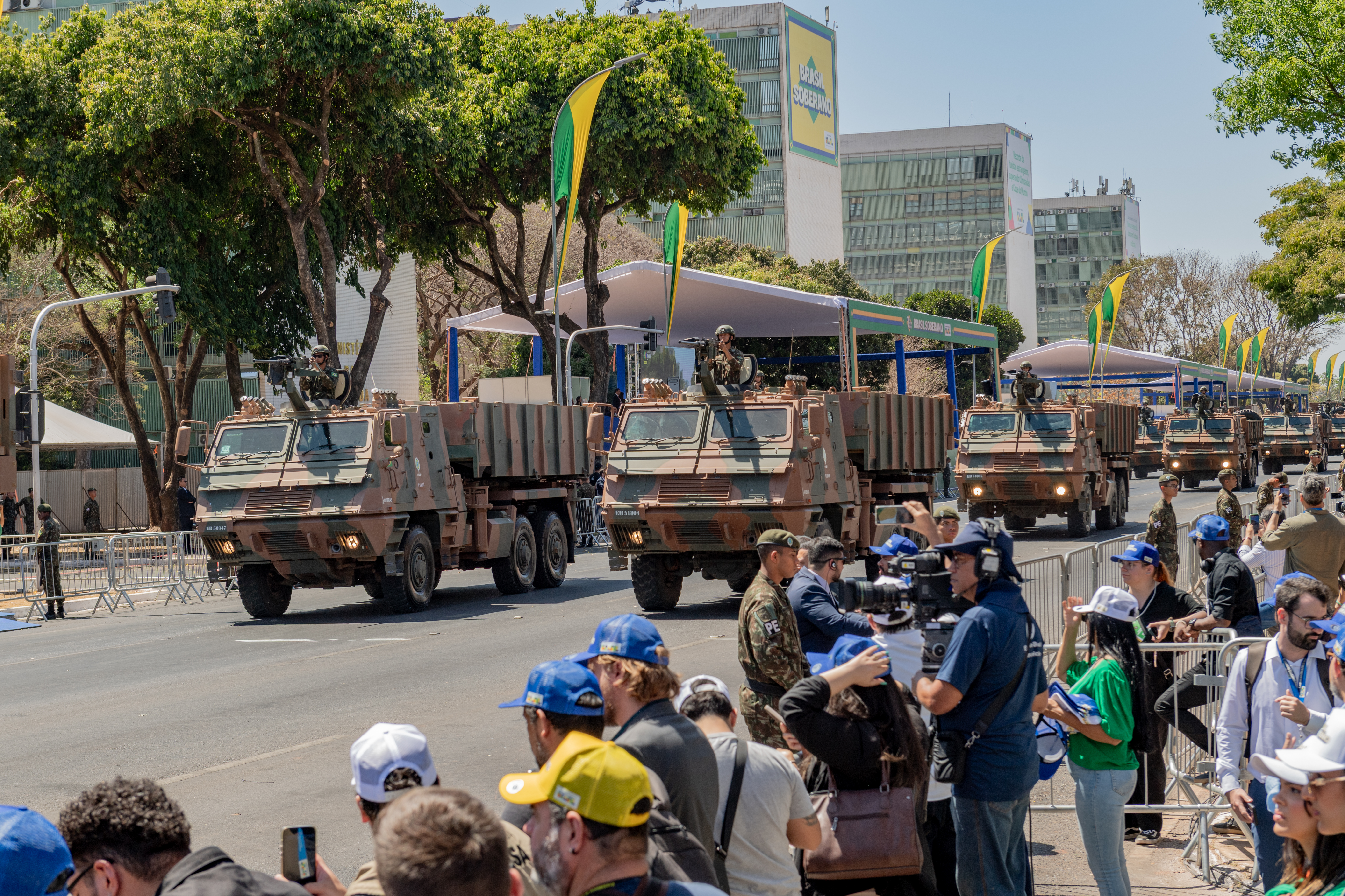 Desfile cívico-militar na Esplanada dos Ministérios em Brasília, com tropas perfiladas e bandeiras do Brasil