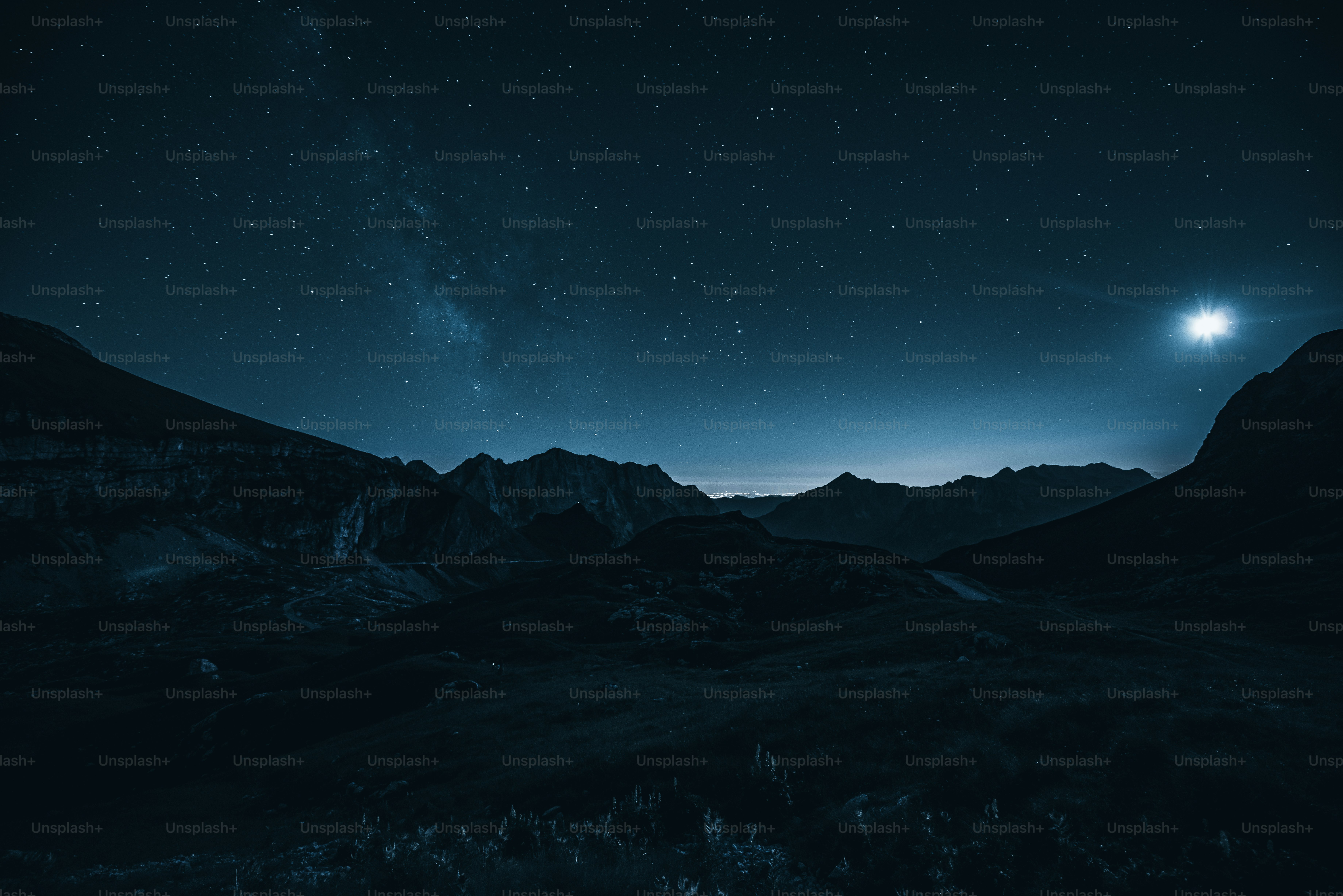 Céu noturno com constelações e Lua