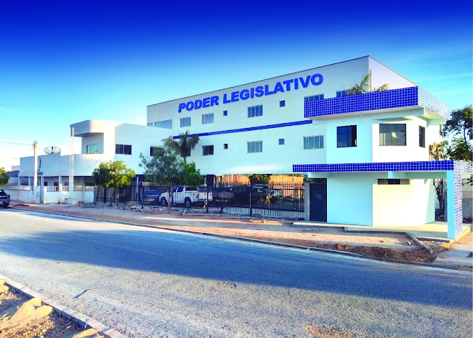 Fachada do prédio da Câmara Municipal de Seabra, com letreiro 'Poder Legislativo' na parte superior