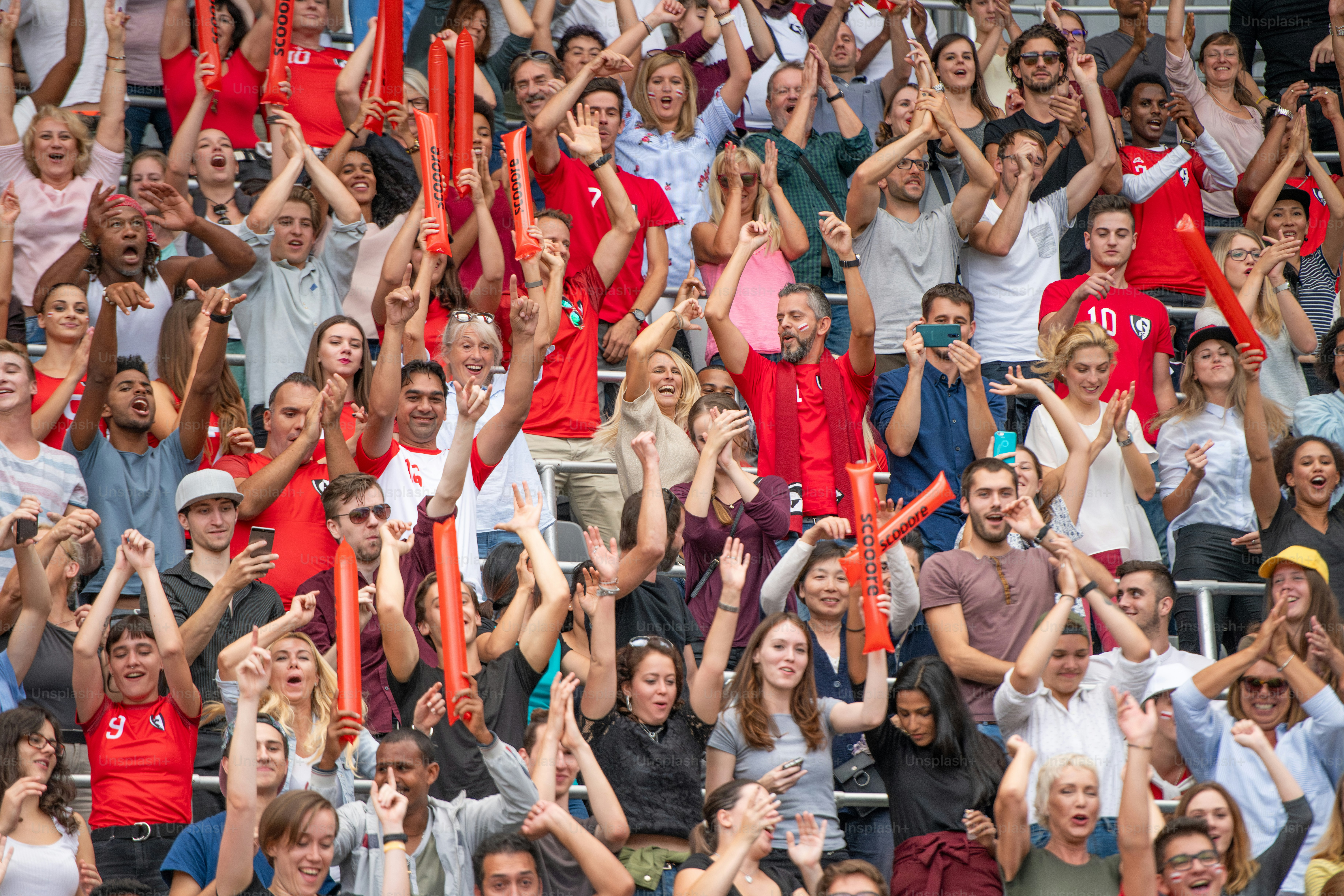 Torcedores em estádio durante jogo europeu