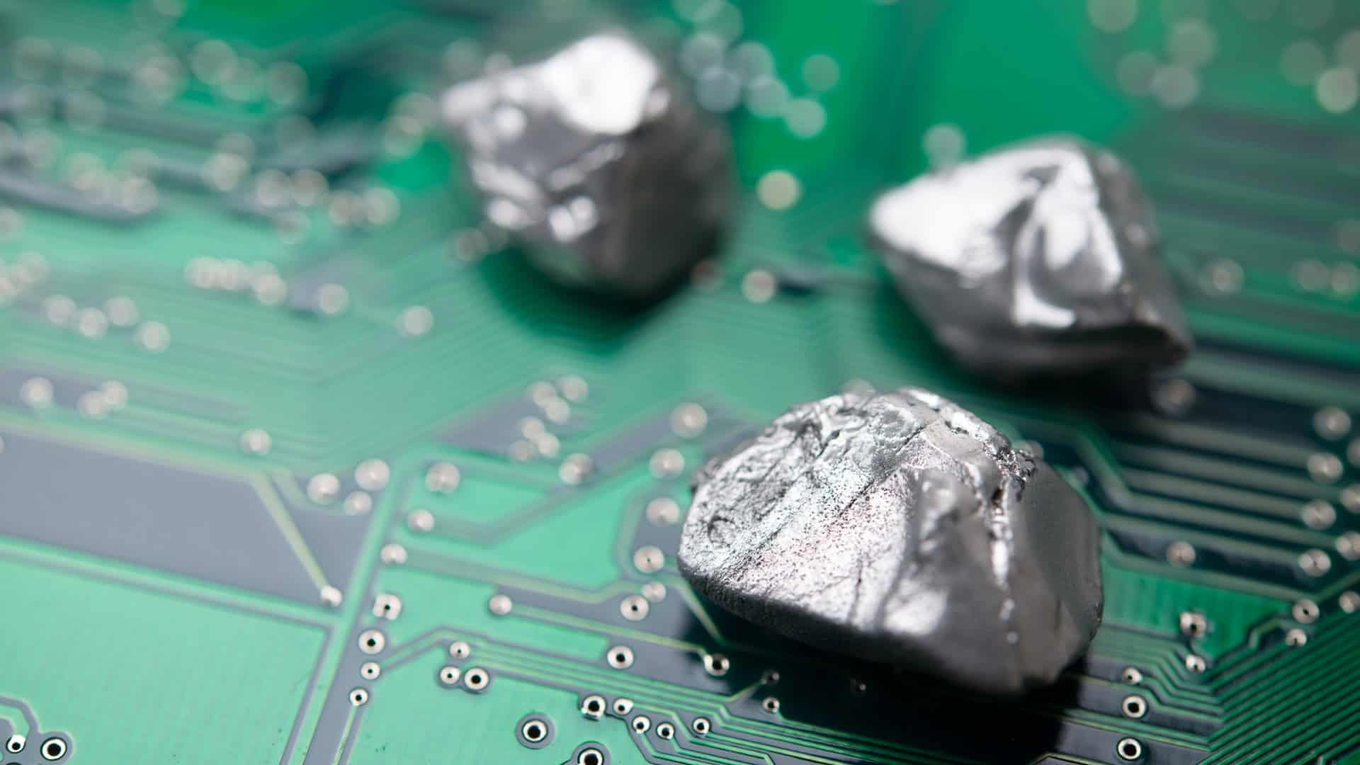 Cristais de minerais críticos sobre placa de circuitos eletrônicos