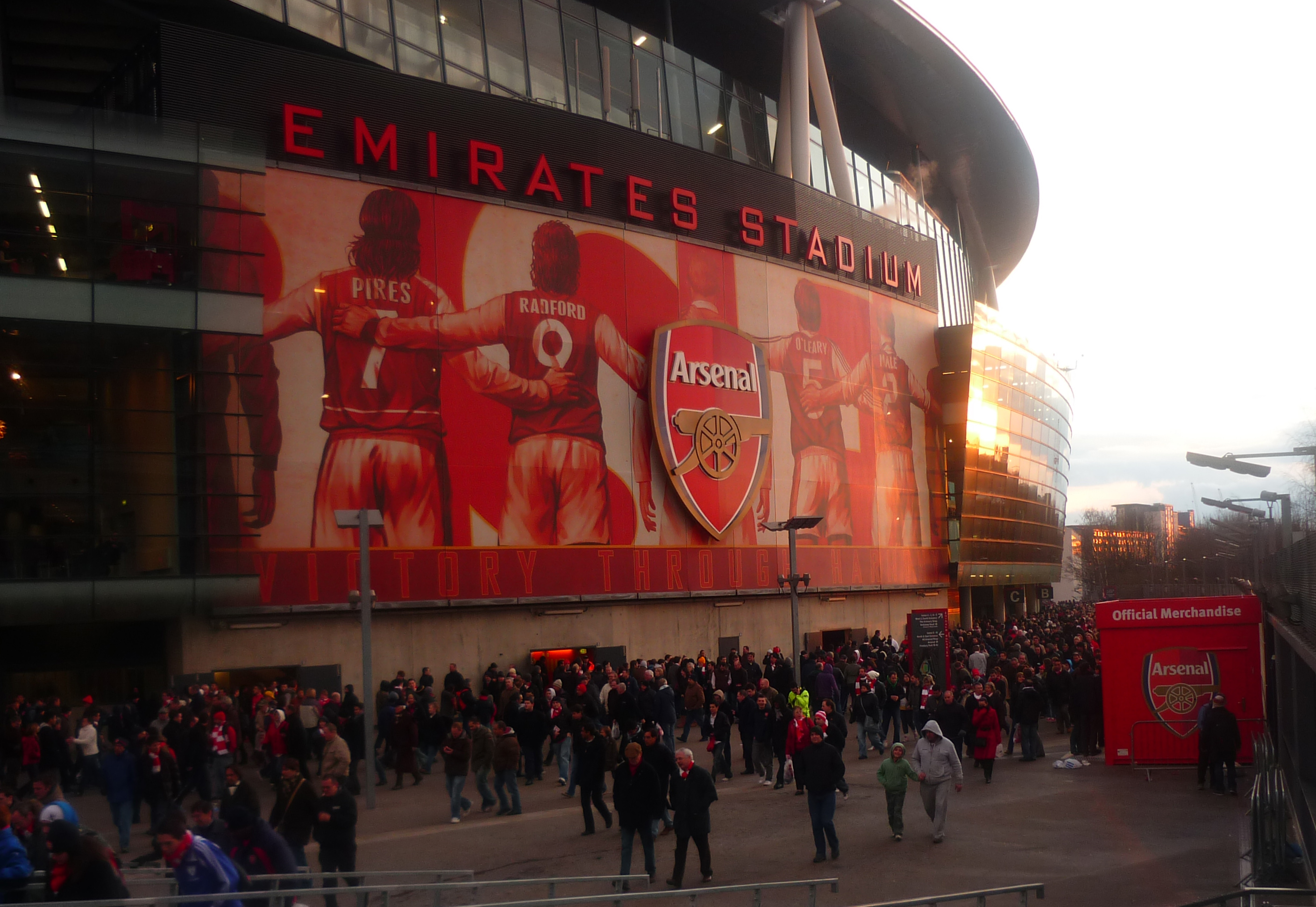 Fachada externa do Emirates Stadium, estádio do Arsenal, em Londres
