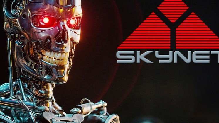 Crânio robótico vermelho e prateado ao lado do logotipo da Skynet, referência à franquia O Exterminador do Futuro