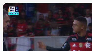 Samuel Lino gesticula em direção ao técnico Leonardo Jardim ao deixar o campo, com o placar Flamengo 2 x 0 Mirassol no canto da tela